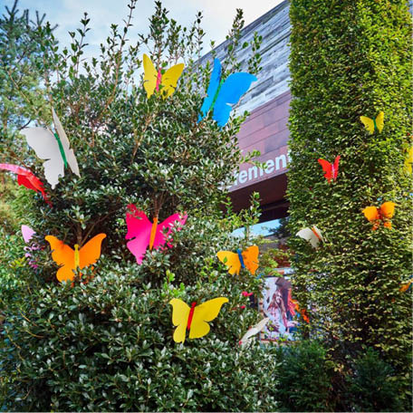 Décoration de rue sous forme de papillons à accrocher dans les arbres ou sur mobilier urbain.