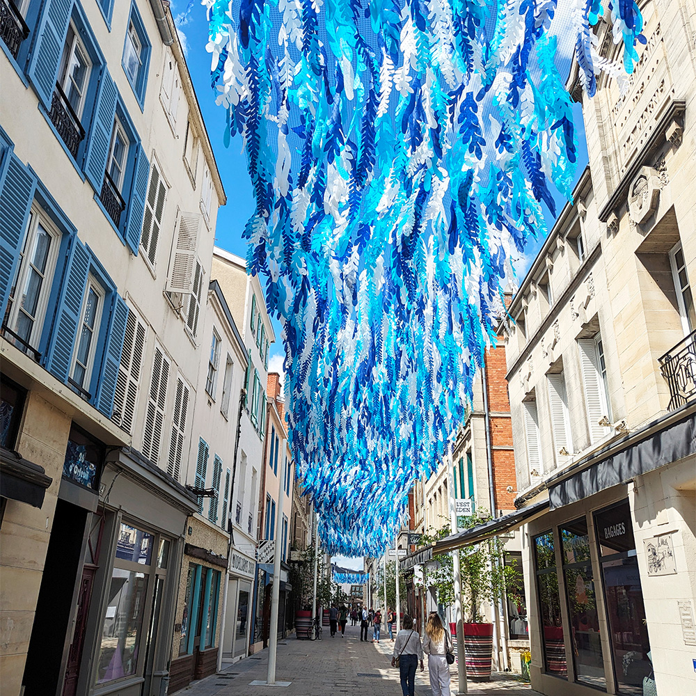 Ciel de feuillages bleu, décoration de rue réalisé par Toutcomme