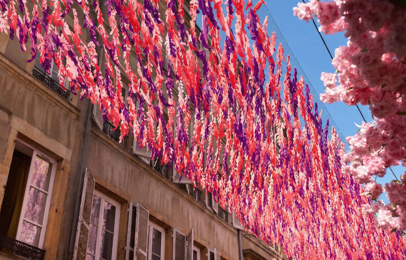 Ciel de feuillages du rose au violet, décoration de rue réalisé par Toutcomme