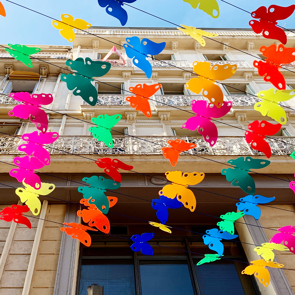 Ciel de papillons aux couleurs multicolores