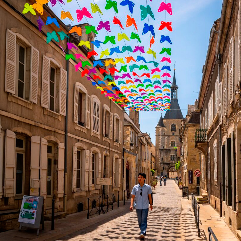 Décoration en ville : Ciel de papillons aux couleurs multicolores