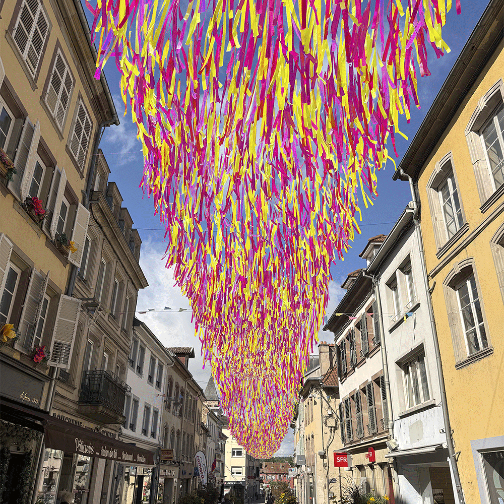Ciel de rubans jaunes et roses, décoration estivale en ville