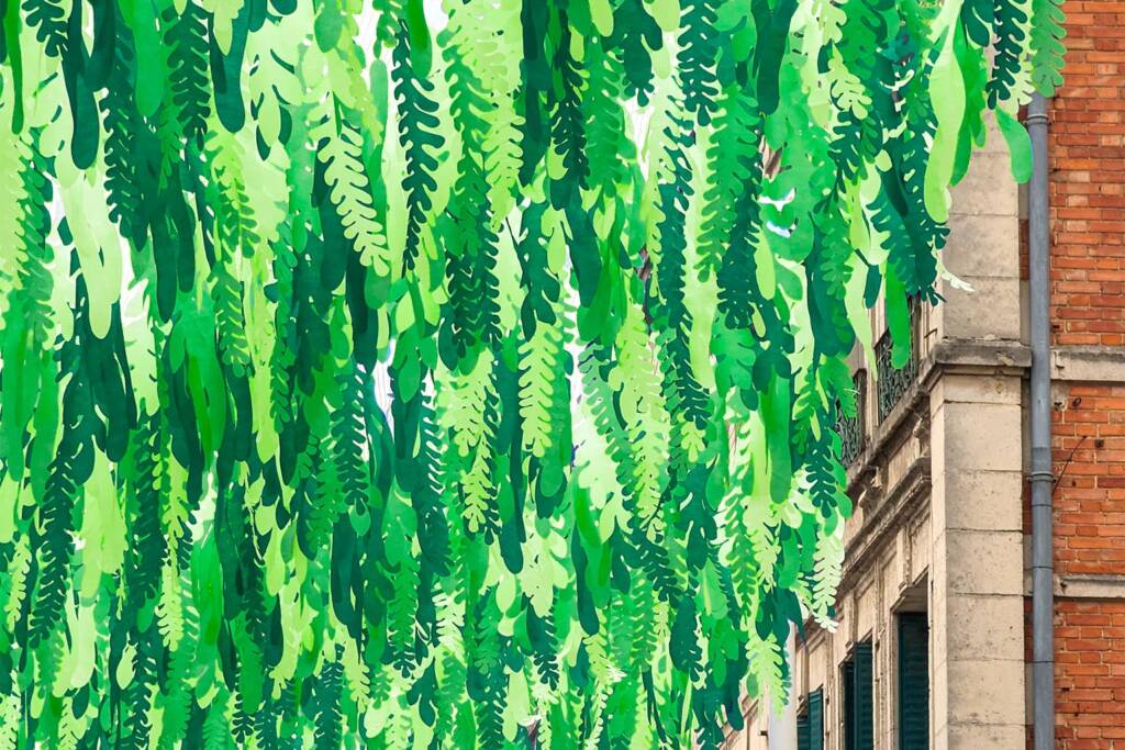 Ciel de feuillages vert, décoration de rue réalisé par Toutcomme