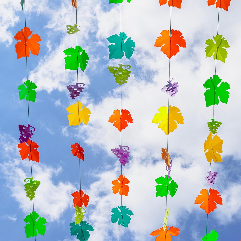 Ciel de feuilles de vignes et grappes de raisins, cette décoration représente l'évolution de la vigne pendant les saisons. Décoration réalisée par Toutcomme