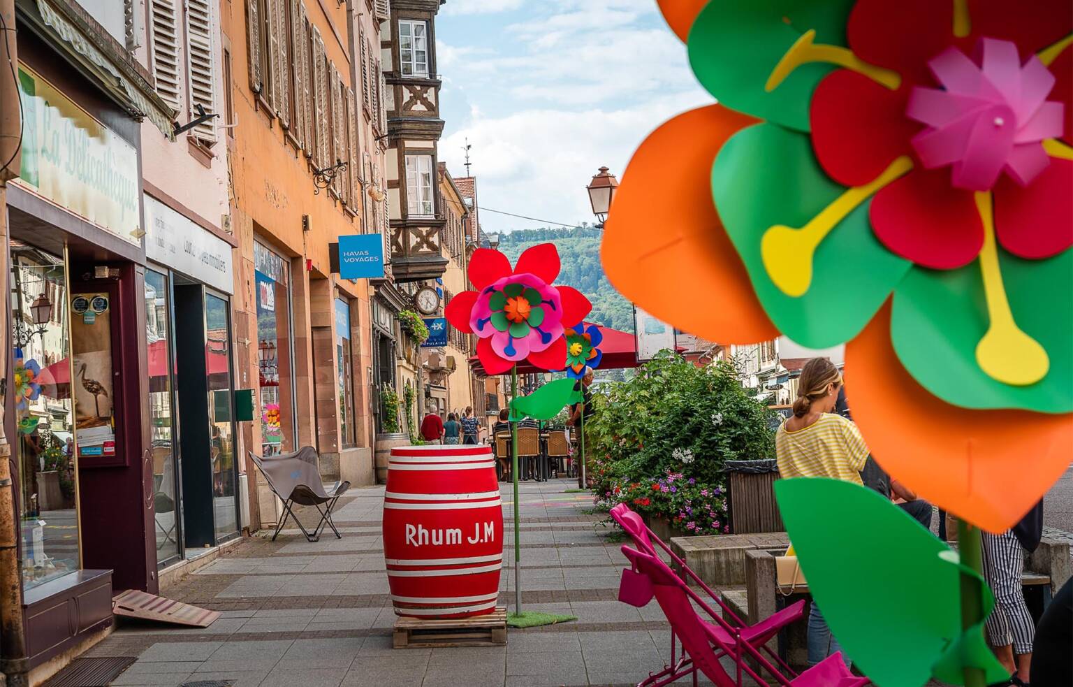 Fleurs géantes, décoration à poser au sol réalisée par ToutComme