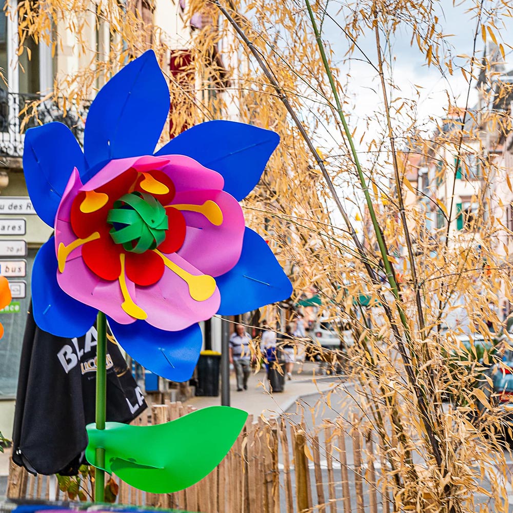 Fleurs géantes, décoration à poser au sol réalisée par ToutComme