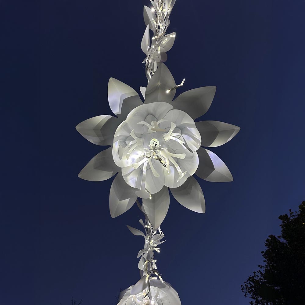 Guirlandes de Noël fleurs nacrées, décorations réalisées par Toutcomme