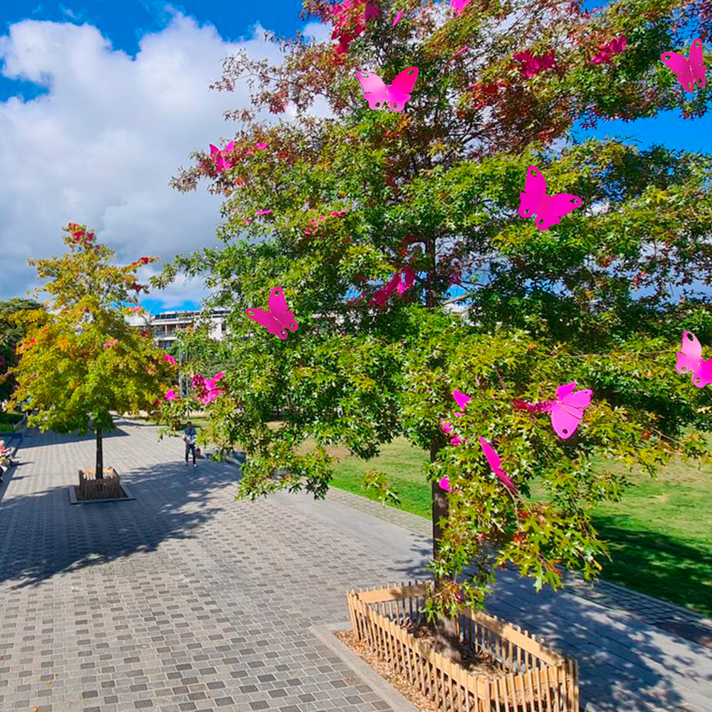 Papillons roses dans les arbres pour Octobre rose. Décoration réalisée par ToutComme