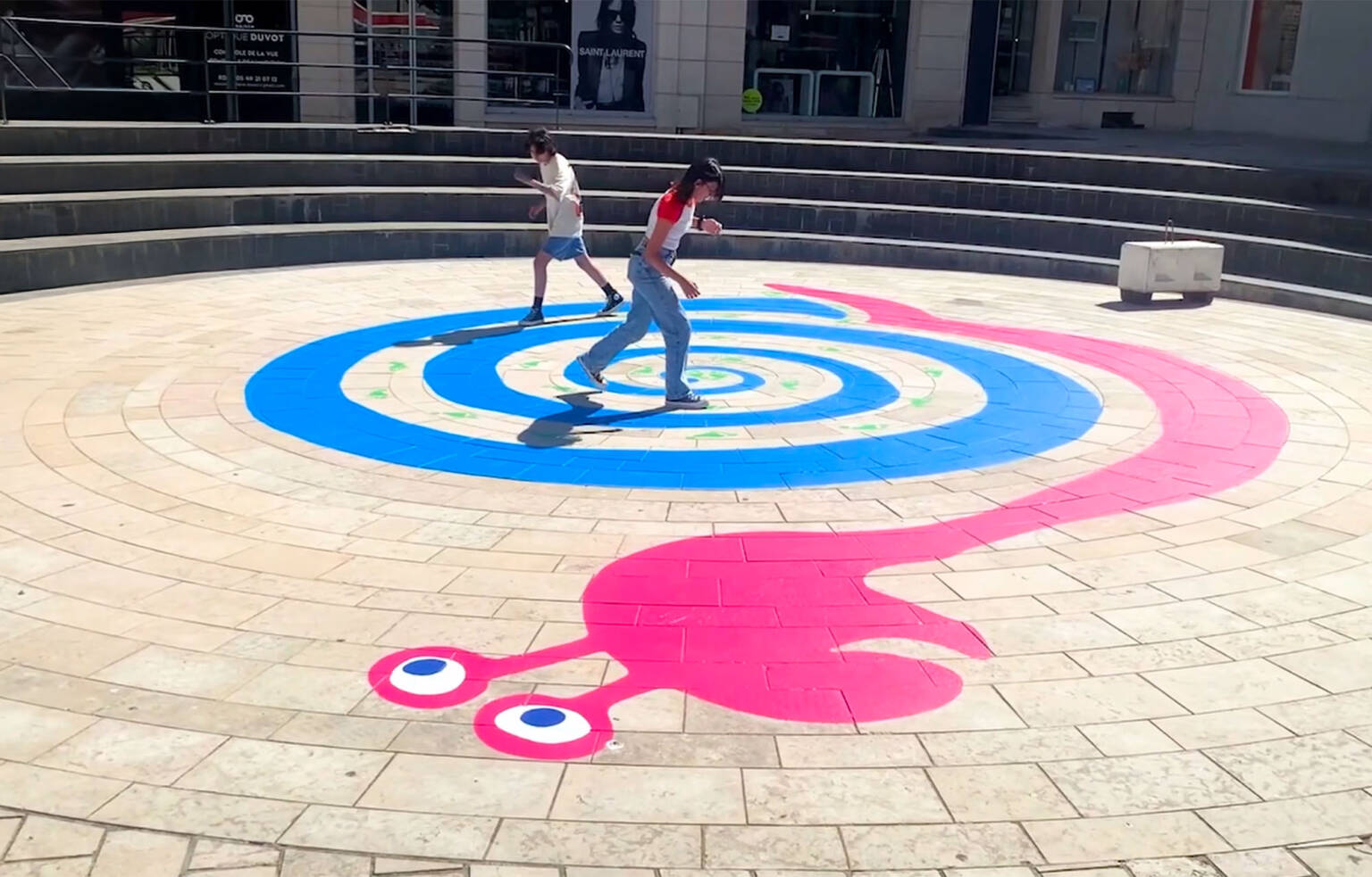 Peinture au sol sous forme de jeux, labyrinthes, des décorations personnalisées, colorées et estivales réalisées par ToutComme